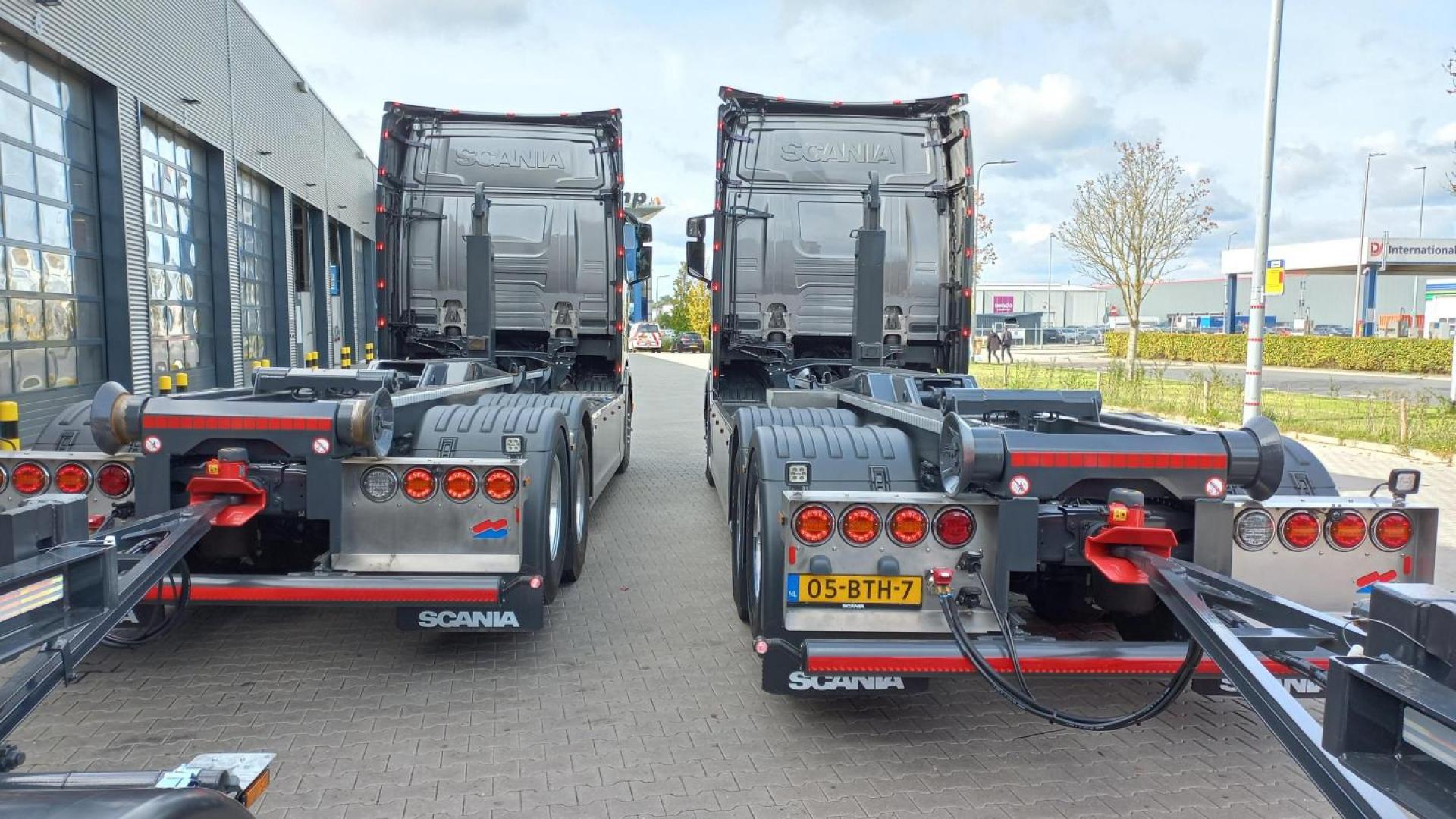 Double delivery hooklift truck from Heisterkamp to MRT
