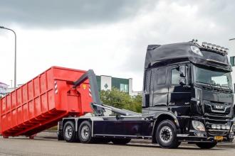 What an eye-catcher this downright brilliant hooklift truck is!