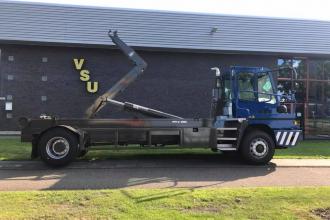 VSU builds VDL hooklift installation on a terminal tractor vehicle.