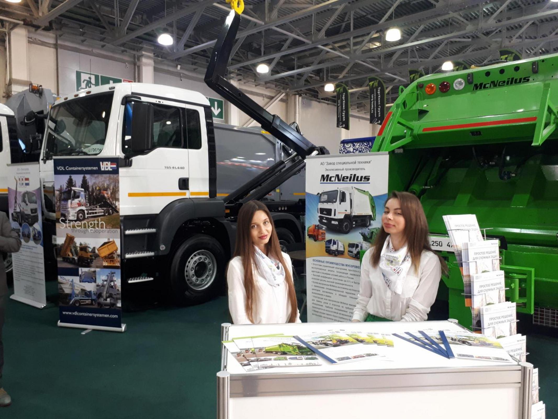 VDL-hooklift-at-stand-of-Cavag-TechnoTrade-at-WasteTech.jpg