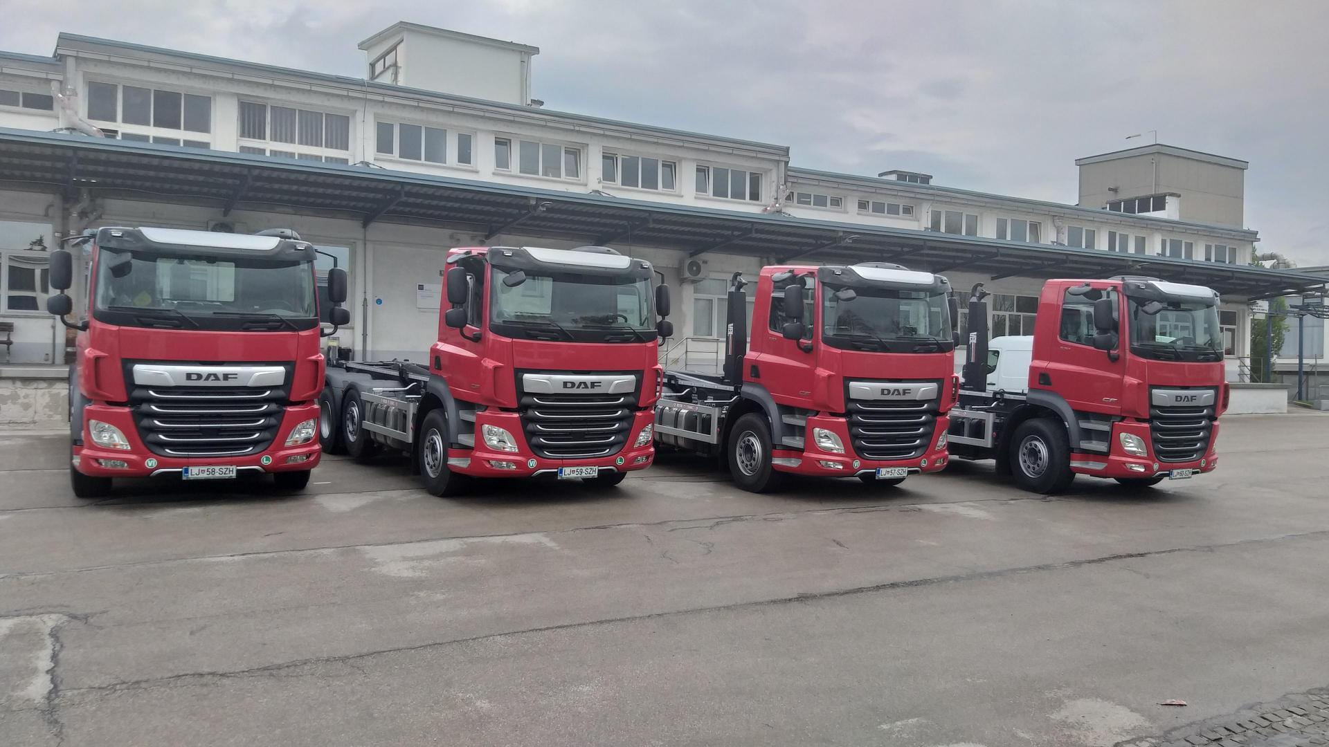 VDL Containersystemen heeft in Slovenië 4 stuks 25 tons haakarmsystemen op DAF chassis afgeleverd aan eindklant KOTO