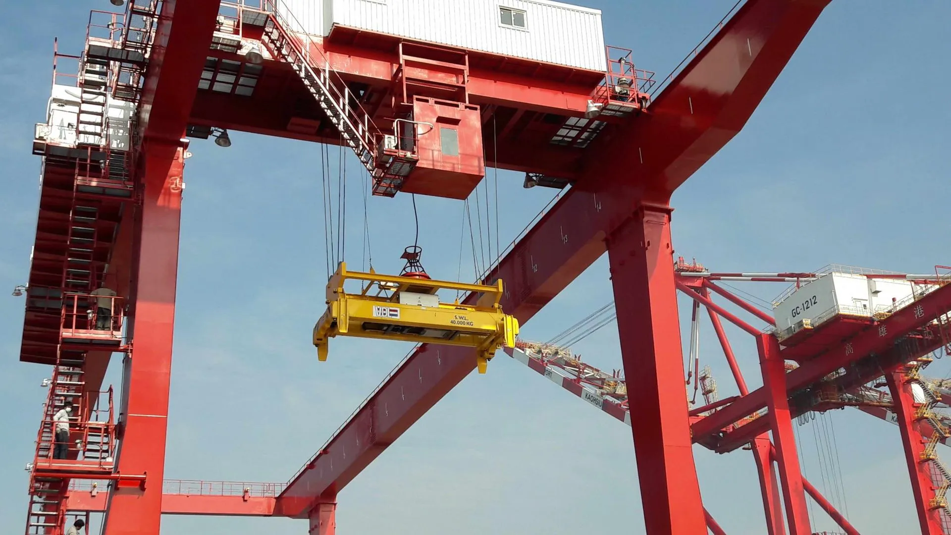 PIGGYBACK SPREADERS VOOR CONTAINER- EN TRAILERHANDLING